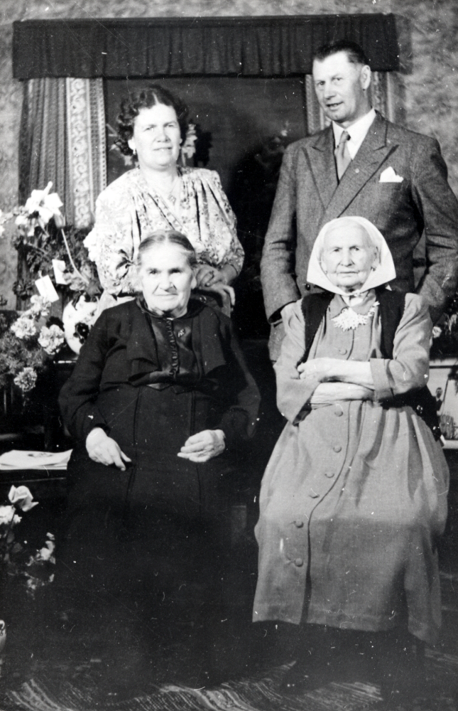 Ruben Rönn  föddes på  Åbyholms gård  och var son till den siste  dragonen  i Vallentuna,  Johan August Rönn.  Här står han på sin  50-årsdag  i Prästgården i Täby tillsammans med hustrun  Signe Rönn  född Eriksson, 1898-05-27–1982-08-20, född på Skesta gård i Vada. T v sitter Signes mamma  Elin Eriksson  född Axelsson på Seneby i Vada 1863-05-02 och död på Prästgården i Täby 1951-03-04. T h sitter Rubens mamma  Lovisa Rönn  född Andersdotter i Ubby i Vallentuna 1855-08-14 och död i Prästgården i Täby 1951-04-25 och gift med Johan August Rönn. Ruben själv dog i Täby 1982-08-20. Han arrenderade  Täby prästgård