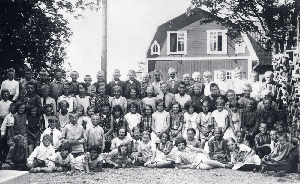 Skolbarnen samlade utanför Markim-Orkesta skola. Övre raden fr v Karl-Gustav Lundkvist, Helge Öhman, Holger Hedlund, Karl-Gustav Vallén, Nils Andersson, okänd, Sivert Lundin, Henning Jansson, Volrat Lundin, Sven-Erik Jansson, Kurt Asp, Gerhard Holm, Olle Andersson, Georg Ström, Stig Söderberg, okänd, Artur Karlsson, Bertil Karlsson och Åke Gustavsson. Rad 2 fr v Göte Karlsson, Robert Hedlund , okänd, Alice Jansson, Karin Ahlgren, Rut Johansson, Sally Andersson, Märta Lundkvist, Märta Pettersson, Sten Karlsson, Lennart Magnusson, okänd, Gunnar Eriksson, Arne Pettersson, Hemrik Karlsson, okänd Rad 3 fr v okänd, Gunborg Öhman, Edit Häll, Karin Karlsson, okänd, Margit Björklund, Hilda Karlsson, Birgit Johansson, Inez Johansson, Britta Andersson, Anna-Greta Andersson, Inga Berggren, Britta Killander, Anna-Lisa Karlsson, Gertrud Killander, Margareta Kahl, Agnes Karlsson, Tore Gustavsson och Folke Ström. Rad 3 knästående och sittande på marken fr v okänd, Henry Klintberg, okänd, Ingegerd Svensson, Rut Ström, Gunhild Ekström, Svea Ökvist, Karin Ekström, Kurt Johansson, Stig Andersson, okänd och Axel Andersson. Nedersta raden fr v okänd, Harry Berggren, Ellen Andersson, Greta Hedlund, Stina Österberg, Saga Eriksson, Anna-Lisa Eriksson, Svea Stjärnholm och Dagny Pettersson