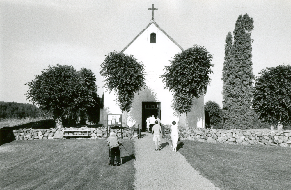 Besökarna samling kring programmet Sommarkvällsmusik i Vada kyrka 6 juli 2006.  Program: Lena König och Eva Forsström sång, kantor Jan Brolin pianoF
