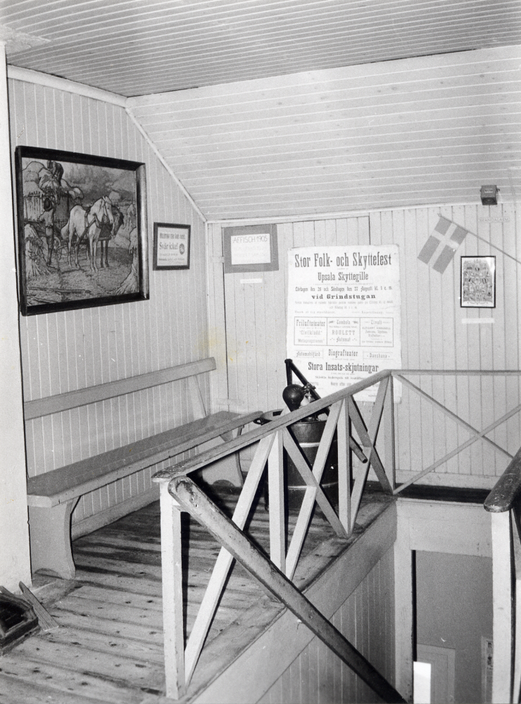 Hallen i Vallentuna skolmuseum med trappan ner till lägerskolan.  Skolmuseet är inrymt i Lilla Garns kyrkskola och består av skolsal med inredning från tiden kring 1910, en lärarinnebostad och en utställningssal.  Initiativtagare och eldsjäl till museet har Josef Andersson varit.