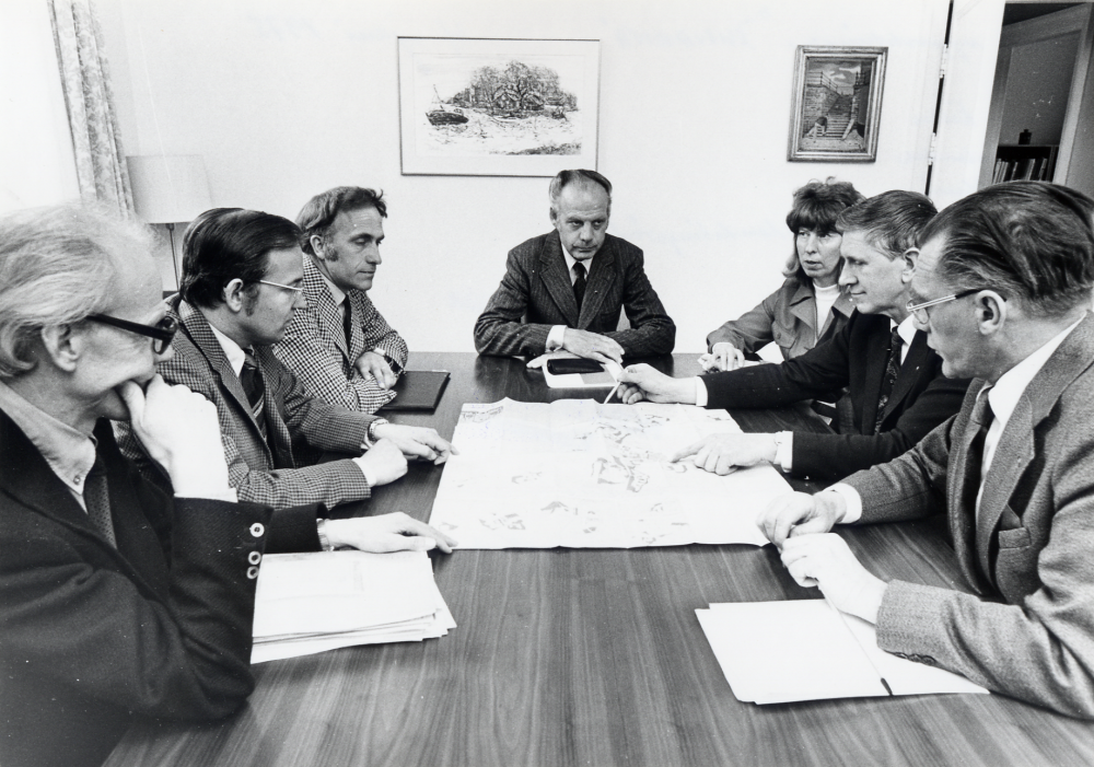 Vallentunapolitiker diskuterar busstrafiken mellan Vallentuna och Stockholm med finanslandtingsrådet Knut Nilsson. Fr v Gunnar Käller, Bo Schylander, Conny Almén, Knut Nilsson, Sylvia Pettersson, Ingvar Lidskog och Carl-Erik Wikström