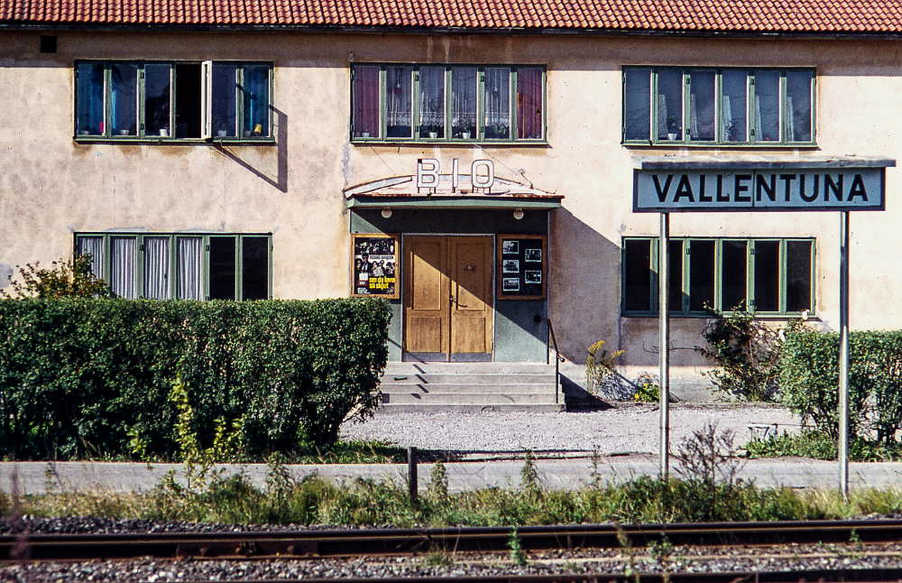 Biografen och järnvägen.
Bildserie: Vallentuna på 1960-talet.