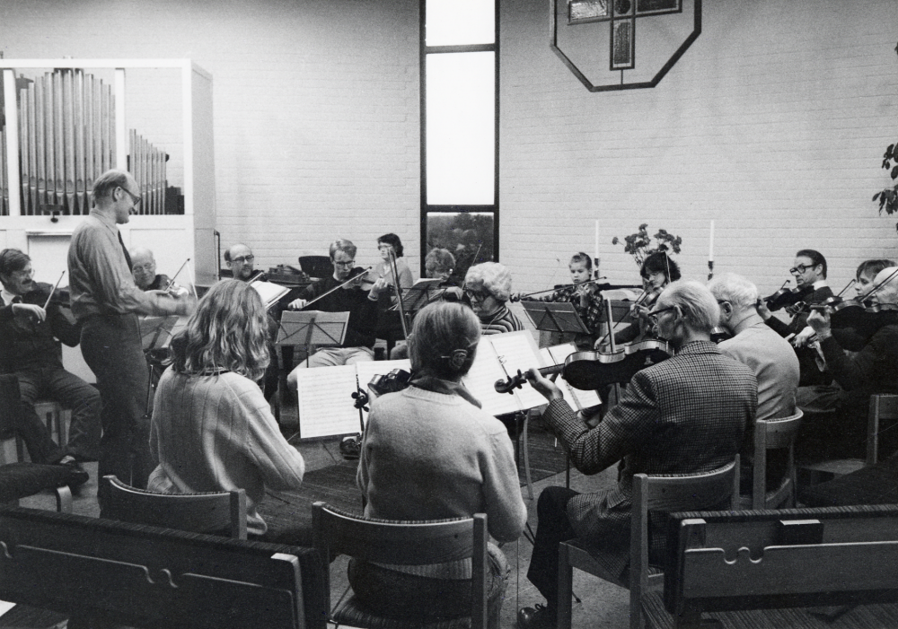 Vallentuna kammarorkester  under ledning av  Lars-Uno Lidegran  spelar i  Åbybergskyrkan