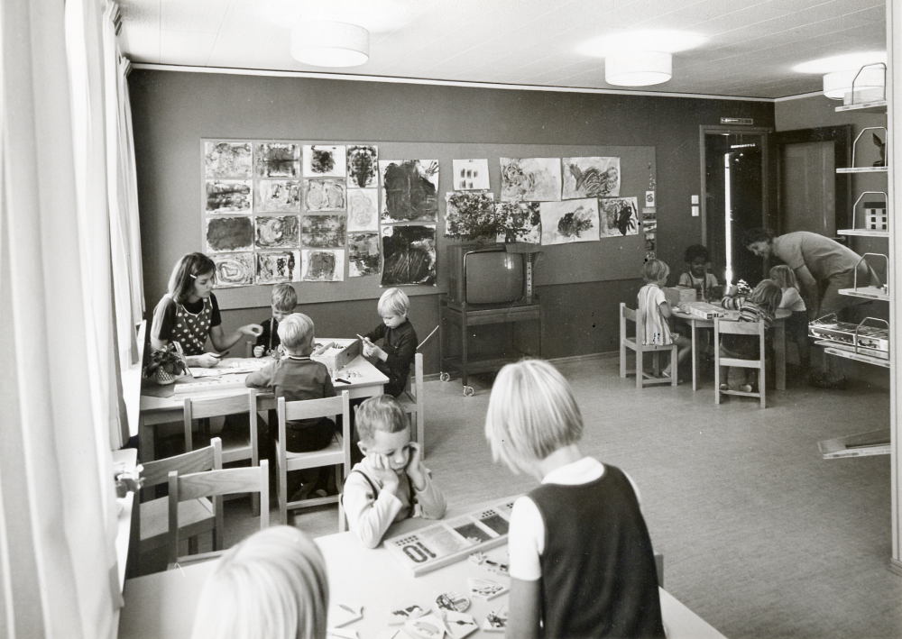 Interiör från Daghemmet Videgården Föreståndaren Els-Marie Carlegrim står längst t h. Daghemmet öppnades i februari 1969