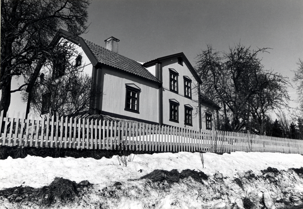 Husby gård.   Patron Teodor Gustafssons och Fröken Sigrid Åkerbergs kulturstiftelse ett hembygdsmuseum med unika samlingar av bl a vapen och böcker