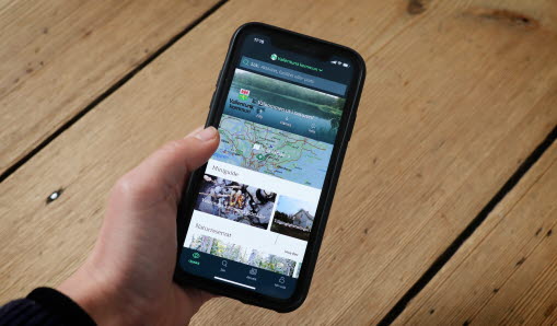 Bild på mobiltelefon med Naturkartan