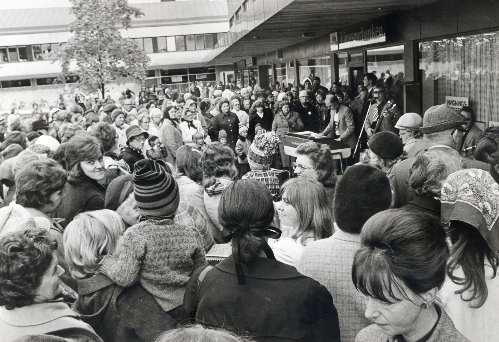 Tunahuset med affärs- och förvaltningslokaler invigs 1 oktober 1973.På Tuna torg har många människor samlats för att deltaga i festligheterna