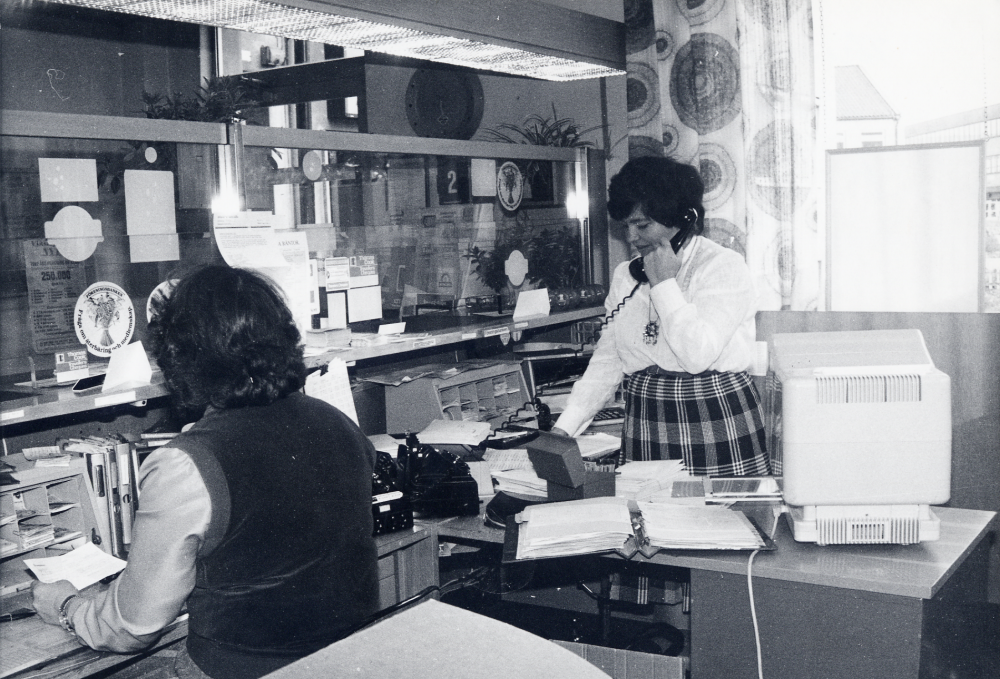 Föreingsbankens lokal på Centralvägen strax före flytten till nya lokaler i Tunahuset. Föreningsbanken hette tidigare Jordbrukskassan med kontor i det gamla huset vid Tärningen, rivet 1982. I lokalen på Centralvägen hade Uplandsbanken sitt kontor. De flyttade till Tunahuset 1973 och nu övertar Föreningsbanken deras gamla kontor på nytt