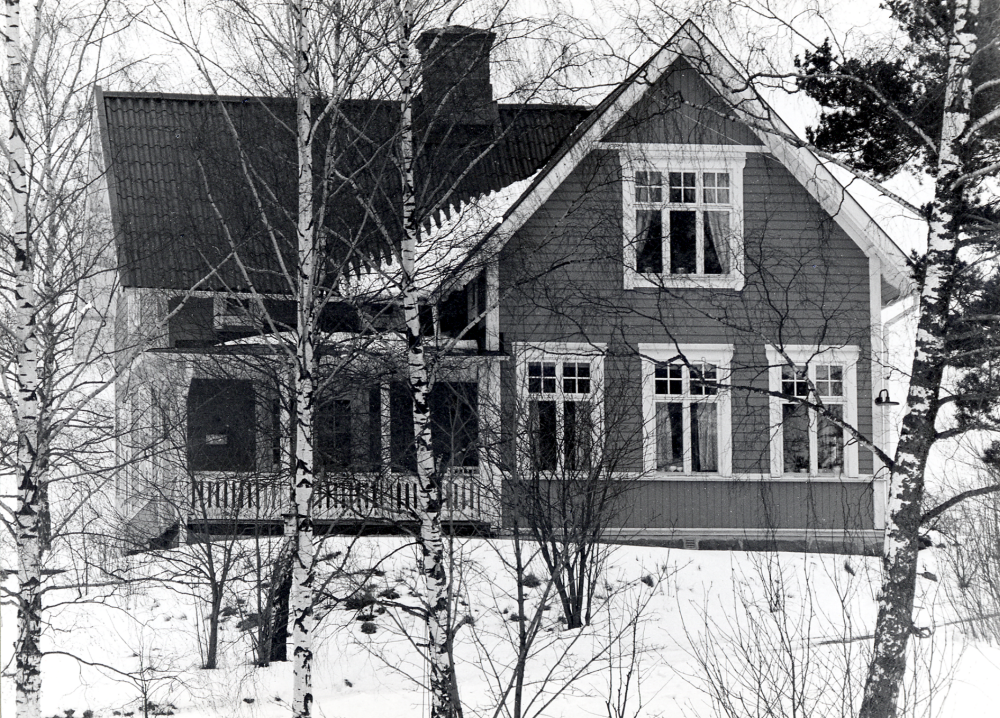 Kullen ligger väster om Vallentuna kyrka med infart från Väsbyvägen