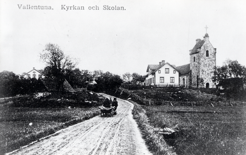 Vägen mellan Upplands Väsby och Vallentuna. T v Klockargården och t h skolan, senare kommunalhus och pastorsexpedition. Bilden tillhör Össeby hembygdsförenings arkiv. Jfr 030 02 00: 010