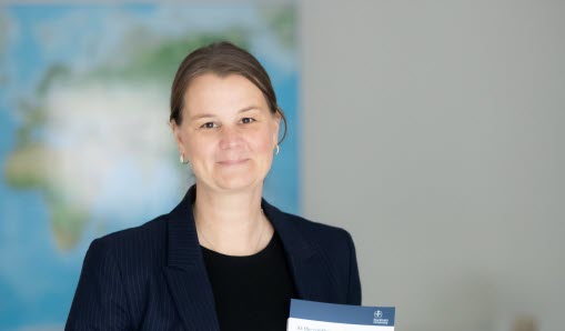 Porträtt av Angelica med sin avhandling i handen