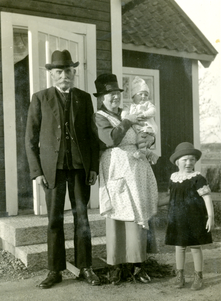 Severin Karlsson lät 1888 öppnade först handelsbod där han bodde, men styckade 1888 av en bit av tomten (Torsholma 2:6) och byggde där Karlborgs handelsbod, som han drev till 1928..  Den gamla lokalen blev skomakarverkstad.  Under en tid ägde Severin också Eriksbergs kvarn, men arrenderade ut den.  Hustrun Josefina var behjälplig i affären, men var också verksam inom andra områden, bl a som söndagsskolelärare och 1910 grundade hon Frösunda Blåbandsförenings undomsavdelning "Hoppets här".  Här står paret med två barnbarn i Berby, Rimbo, dit de flyttade omkring 1930.  Parets barn antog släktnamnet Céwe efter faderns förnamn