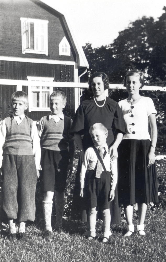 Astrid Kant, maka till folkskolläraren och kantorn Wilhelm Kant, står utanför lärarbostaden i Markim med barnen Åke, *1925, Börje, * 1924, yngste sonen Yngve, *1931 samt dottern Margareta