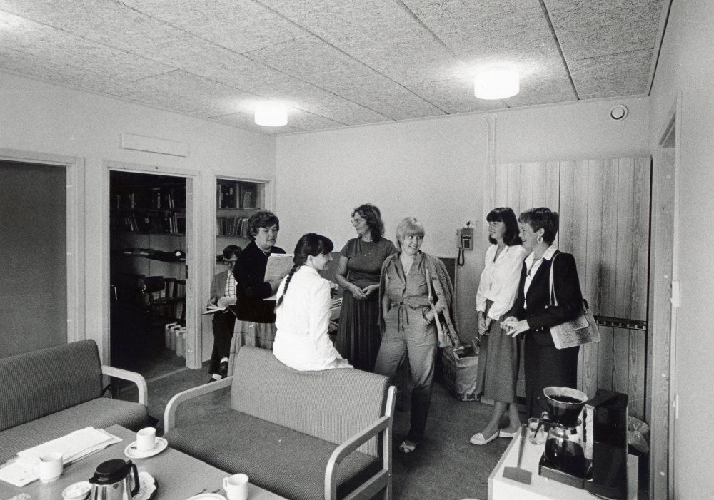 Delar av skolans personal i lärarrummet i nya Kårstaskolan vid Bergsjövägen första skoldagen höstterminen 1982