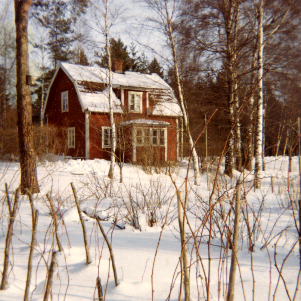 Sigridslund i vinterskrud. Carl Johan Pettersson "Brännarpelle" och hans hustru Anna köpte Sigridslund 1926 för 11 000 kronor. De bodde i huset tillsammans med dotterdöttrarna Gun(vor) och Harriet. Brännarpelle arbetade som brännare på Åby tegelbruk 1927 till 1947, då var han 70 år gammal. De bodde i huset till 1971 då huset revs när Ormstaskolans mellanstadiedel skulle byggas.