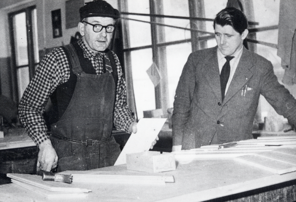 Ekskogens träförädlingsfabrik tillverkade bl a monteringsfärdiga trähus.  Här står t v snickaren Erik Jansson och t h verkmästare Åke Ahlgren.

Uppgift om fotoår saknas, men troligen mitten av 1900-talet.