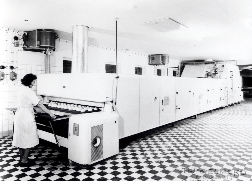 WT-bageriet stod färdigt 1955 och byggdes ut mot norr 1962.  Det byggdes och ägdes av Inga-Britt och Inge Englund, som också bodde i lägenheten ovanpå bageriet.   I bageriet bakade man från början kaffebröd, bakelser, tårtor och småkakor, som mest hade bageriet 19 anställda. När bageriet byggdes ut mot norr installerades en stor oljeeldad automatisk tunnelugn .  Den var den första i sitt slag och byggdes som prototyp. Nu bakade man framförallt skorpor, 8 000 runda bullar i timmen, vilka delades och blev till 16 000 skorpor.  Skorporna var välkända ända till Skåne.  Stockholms landsting köpte 75 ton av skorporna varje år. Bageriverksamheten lades ner vid årsskiftet 1975-76.