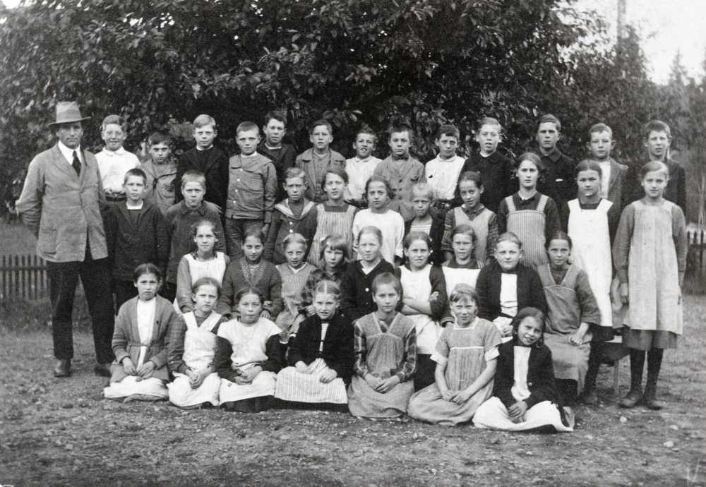 Läraren Andre? med barnen i Markim-Orkesta folkskola.  I bakre raden längst t h Ruben Jansson. I mellanraden nr 7 Sonja Karlsson, nr 8 Britta Egnell, nr 9 Rut Hedlund.  Sittande nr 5 fr v Gulli  Ståhl och nr 6 Eva Lundkvist