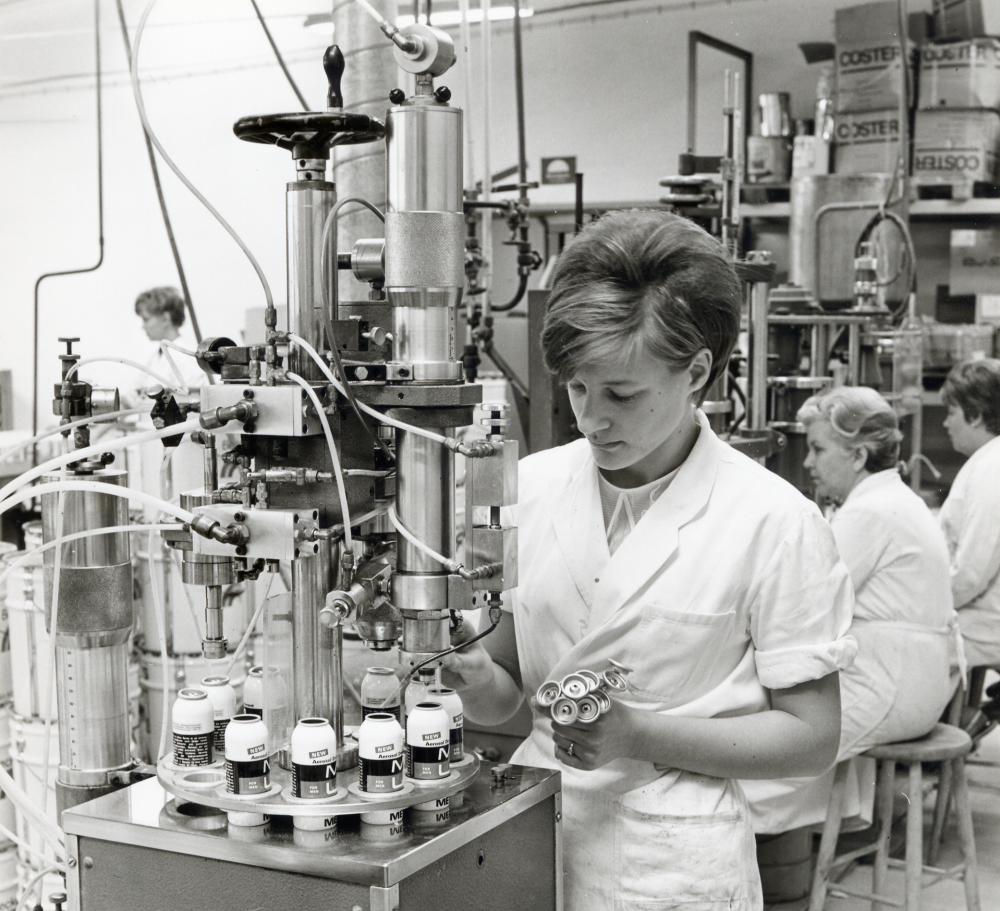 En annan typ av fyllningsmaskin, specialbyggd för aluminiumburkar vid  Aerosol packing Co AB