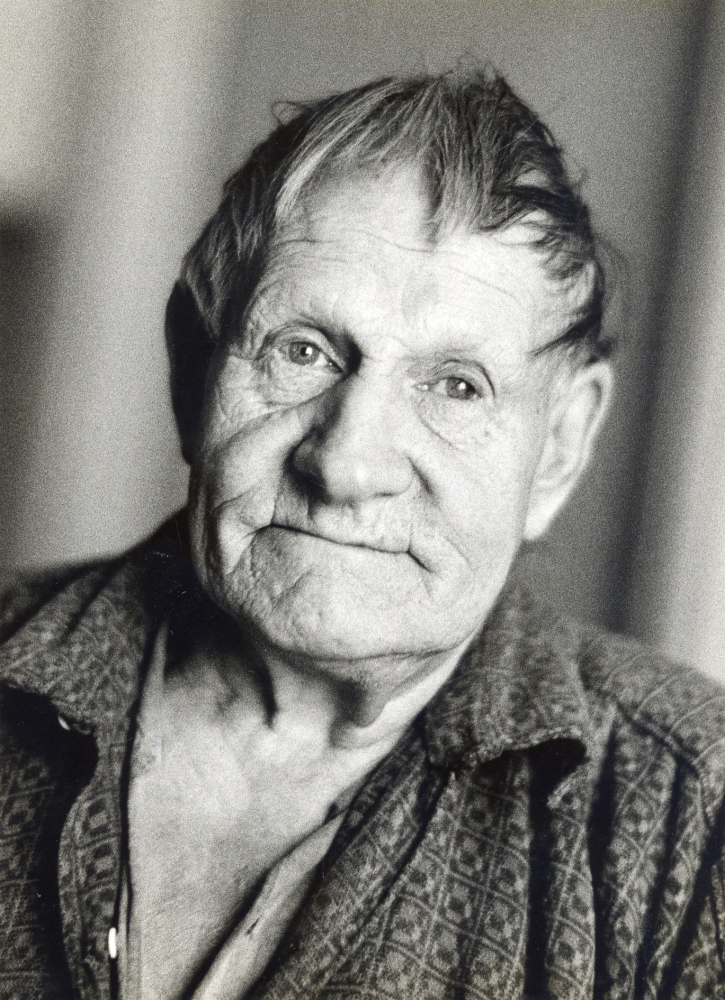 Ejnar Carlsson föddes 12 juni 1909 på Lövstaholms gård norr om Sigtuna. 1918 flyttade familjen till Stora Ekeby gård i Vallentuna. 1922 övertog fadern arrendet på Frösunda prästgård vilket i sin tur Ejnar och hans bror Emil Carlsson tog över 1947. Sina sista år bodde Ejnar och brodern på Tomthälla, Stolp-Ekeby. Ejnar dog 9 juli 1986. Ejnar var en märklig man med stort intresse för historia och sin hembygd. Han donerade hela sin stora bildsamling till Frösunda hembygdsförening, där man i studiecirkelform ordnat samlingarna.