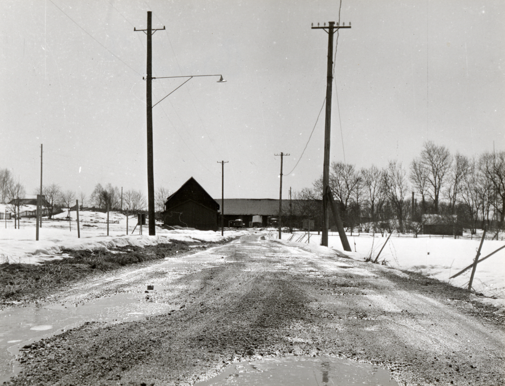 Ekonomibyggnader  vid  Ormsta gård. Uppgift om fotoår saknas.