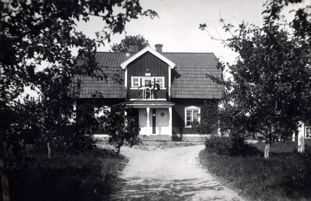 Gård i Markim. Bild med anknytning till familjen Holm. Okänd plats. 

EFTERLYSNING! Hör av dig till bildarkivet om du har information om bilden.