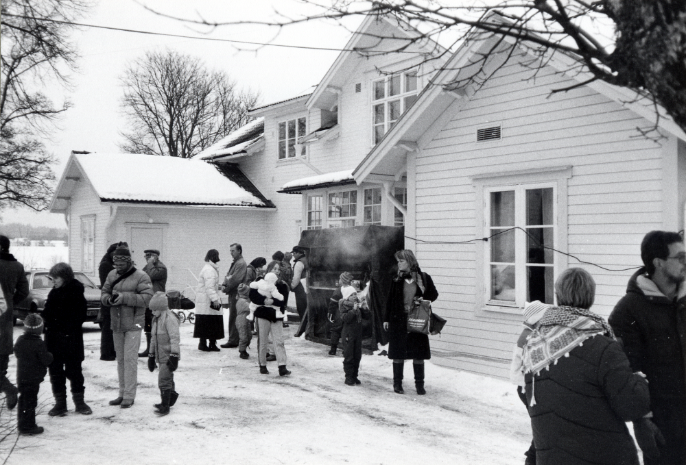Frösunda julmarknad äger rum sista helgen före jul. På marknaden, som anordnas av Frösunda hembygdsförening, säljs julgranar, halmarbeten m m. Inne i Frösundagården serveras kaffe med musikunderhållning och säljs kort och böcker av Röda korset och hembygdsföreningen. I stånd utanför säljs bl a korv och glögg