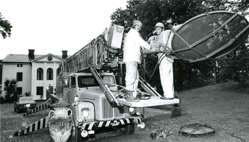 En sändningsbil förbereds inför TV-sändning från Hakunge säteri.