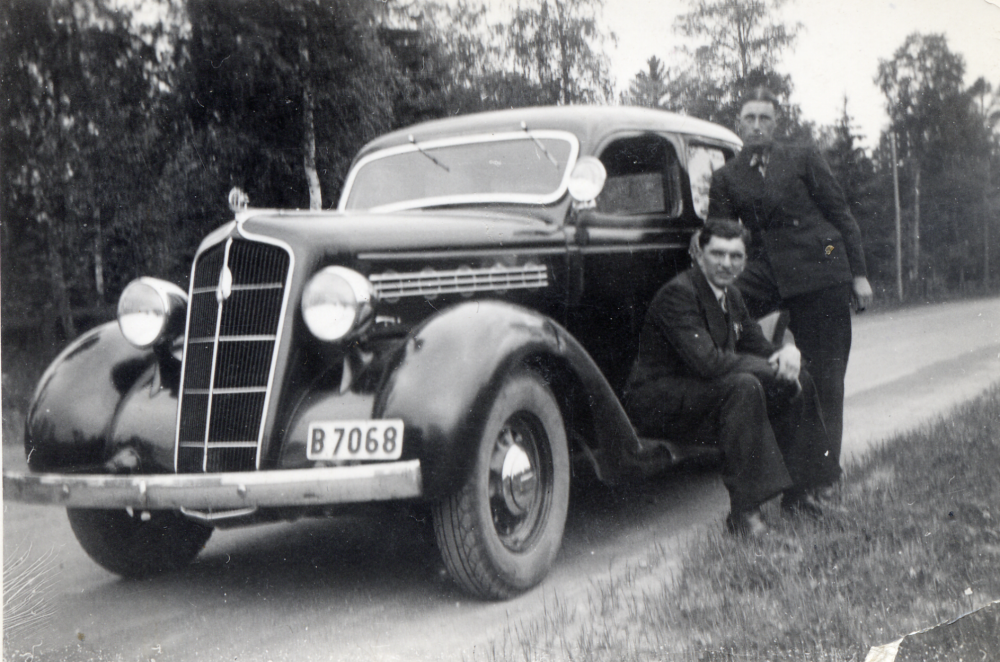 Gustaf Thorsaeus och Ernst Jansson vid Gustafs bil av märket Plymouth,från 1935.  Ernst Jansson dog av blodförgiftning i 20-årsåldern