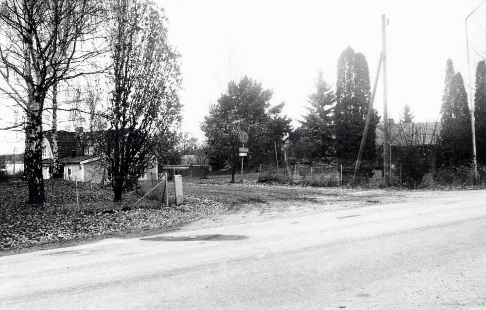 Nedfarten till f d Heidmarks handelsträdgård i Bällsta.  Området är sålt till Skånska cement, vilka avser att bebygga området med radhus med olika lägenhetsstorlekar. På skylten vid infarten är hastigheten 20 km med tilläggstavla Enskilt område.  Bostadsområdet får namnet Örtagården
