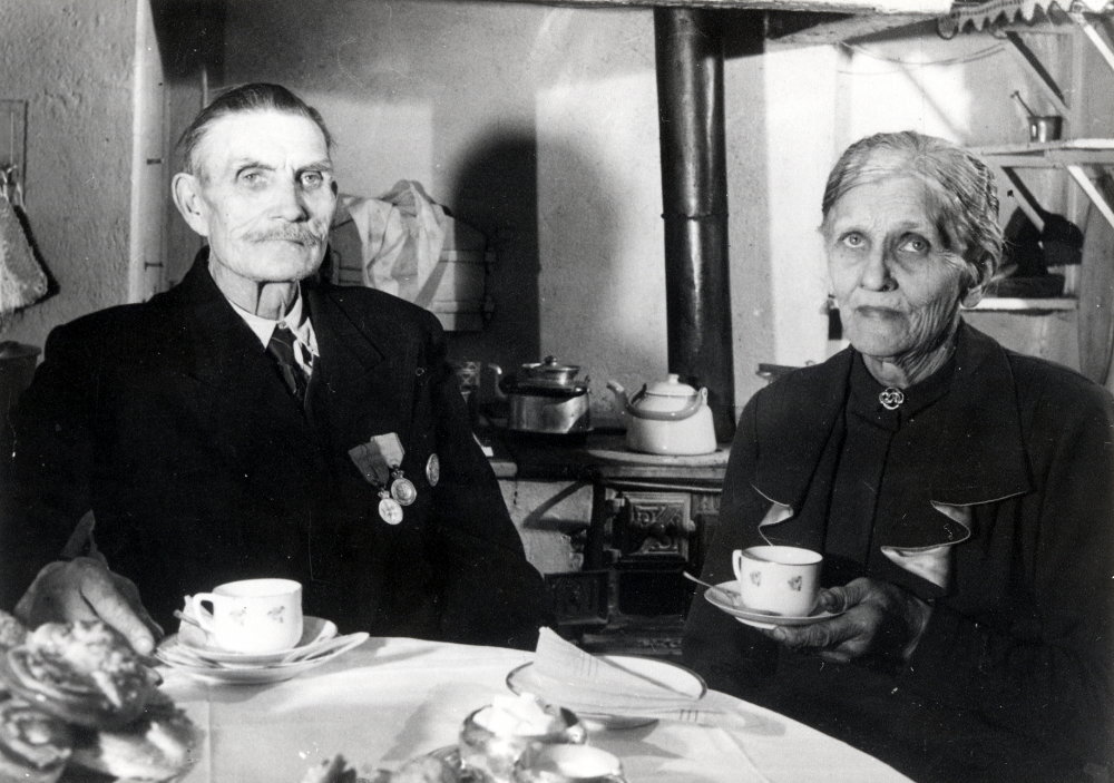 Augusta Vred  och Vilhelm Vred  firar  guldbröllop den 14 mars 1947. Paret gifte sig 14 mars 1897 och bosatte sig i  soldattorpet Lilla Vreda i Frösunda.  Vilhelm Vred var  indelt soldat. Augusta levde 1877-1949. Vilhelm dog 1950.