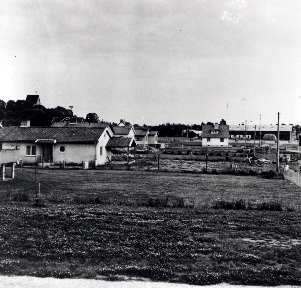 Prästgårdsgärdet bebyggs med enfamiljshus i början av 1950-talet. Utsikt från balkongen på Allévägen 13, mot kyrkan.