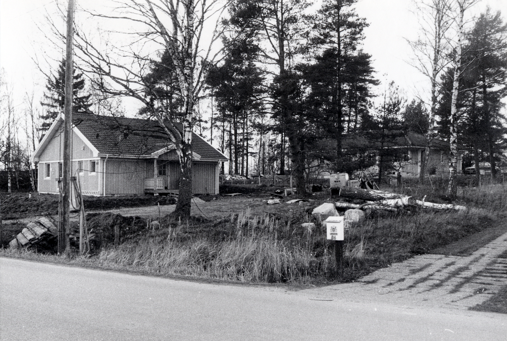 Två nya villor har byggts vid Karlsbergsvägen öster om viadukten under Roslagsbanan