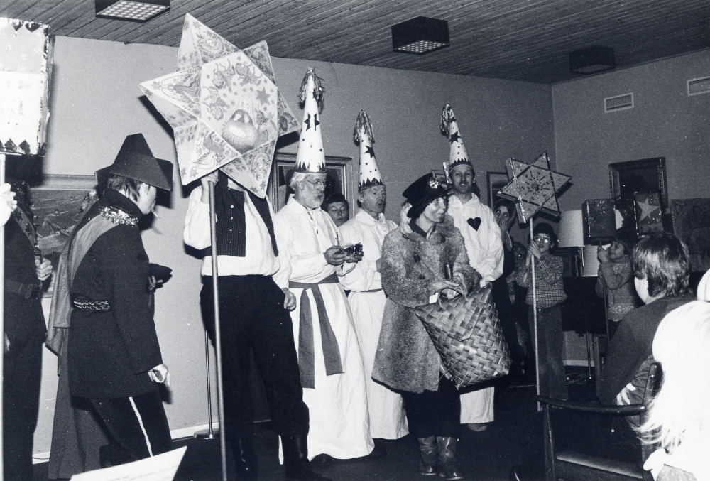 Vallentuna staffanssångare  sjunger staffans- och stjärngossevisor från olika tidsåldrar och landsändar i  Rosengårdens samlingssal  Fr v  Marie Lenti   Åke Spets   Lasse Berglund   Gudrun Backlund   Evert Lillefors   Margareta Dethorey   Sigge Rahmqvist   Hedvig Rahmqvist   Mikael Hillbo  och  Calle Rahmqvist
