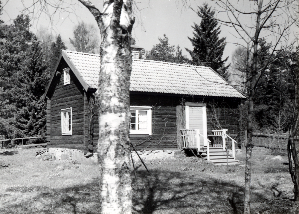 Lövlunda, liten stuga öster om Björkhaga, f d Lingsbergs småskola, vid Lingsbergsvägen.
Torpet Lövlunda var ett soldattorp. På 1920-talet bodde här en man som hette Salén som körde till torget med mjölk. Vid avstyckningen från Lingsberg den 24 februari 1924 fick Lövlunda en halv hektar.