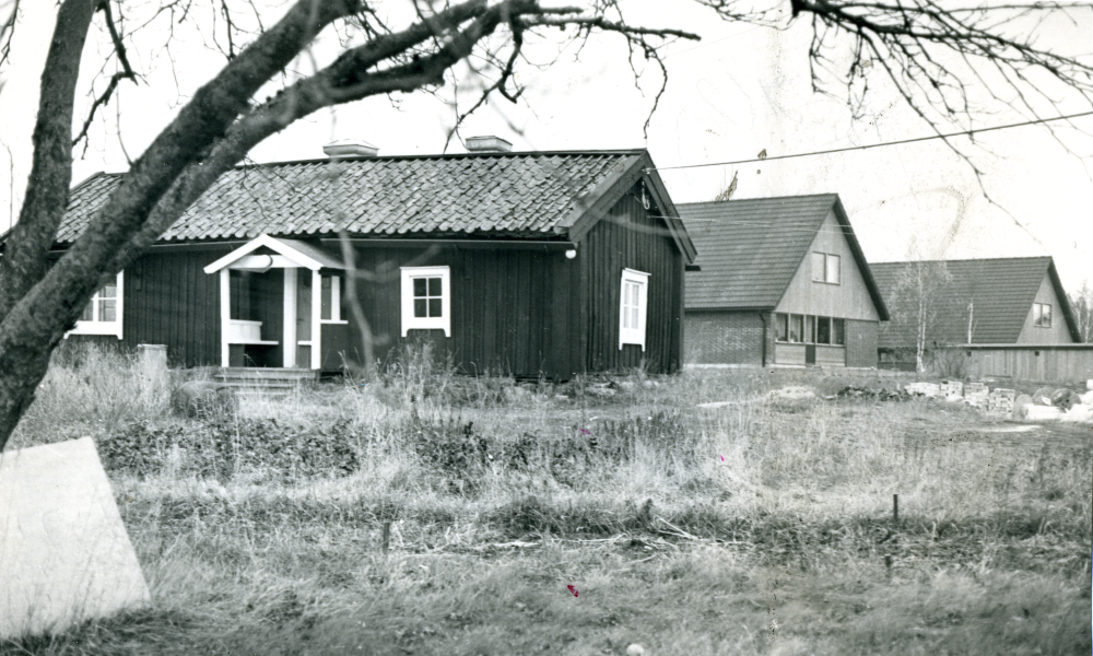 Bakom Brottbytorpet sysns hus i Sundbyområdet med adress Sundbyvägen.