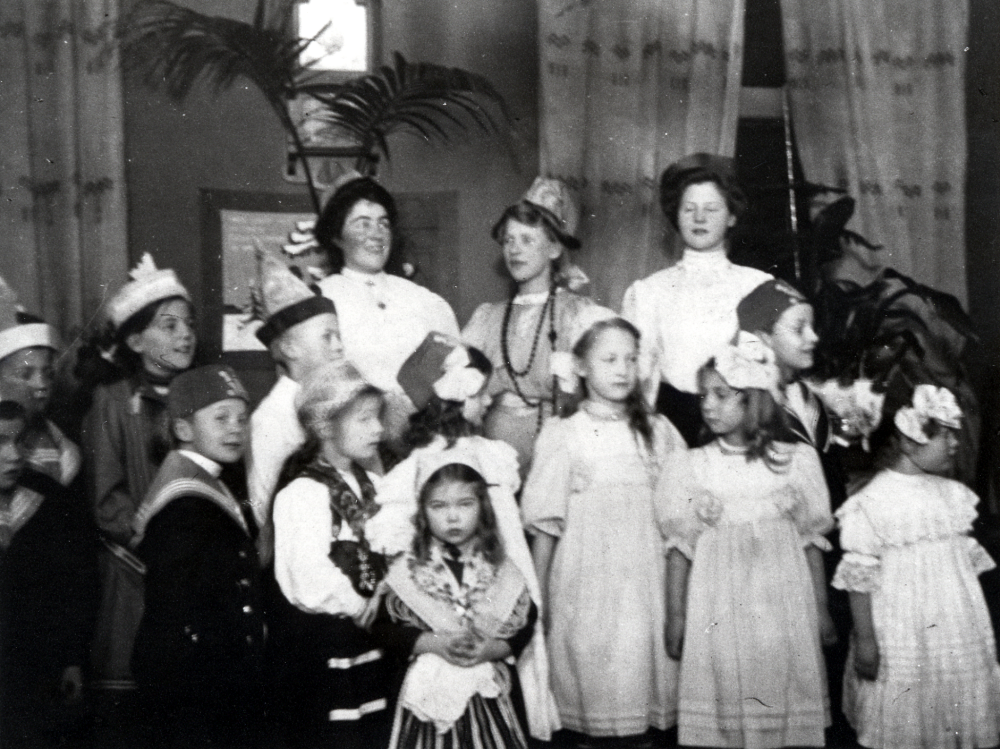 Maskerad  på Toftesta gård i Össeby-Garn