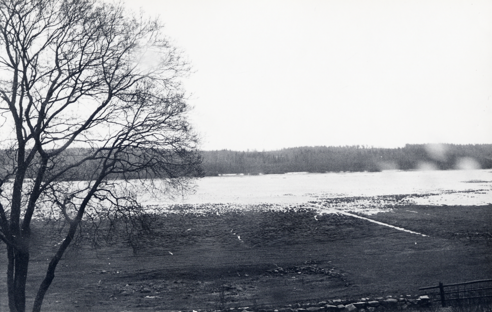 Vadadalen översvämmad av vatten. Foto från mangårdsbyggnaden på Stora Benhamra