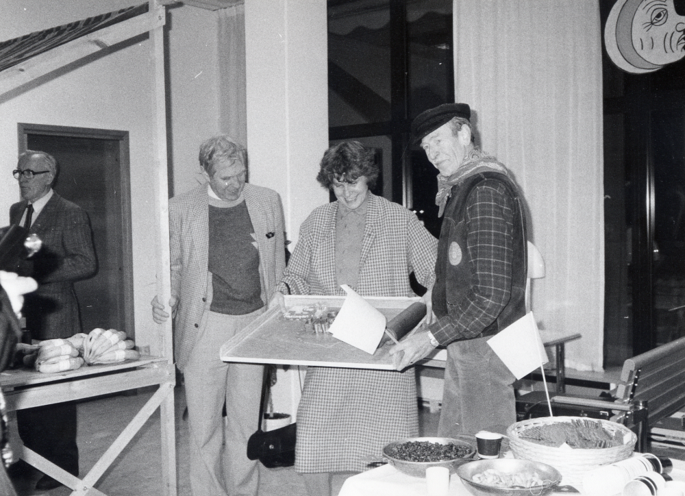 Roslagsbanan fyller 100.  Längs banan förekom festligheter redan i september, då ångloksdraget tåg trafikerade både Lindholmen och Österskär.  I Vallentuna firades jubileet med utställning i Vallentunasalen, fyrverkerier, glögg m m arrangerat av Vallentuna hembygdsförening och Kulturnämnden.  I ett stånd i foajén serverar Sven Skoog glögg, Karl-Axel Eriksson, Aina Karin Hellström och Fred Berglund visar ett bakbord med pepparkaksdeg och en kakform i form av ett ånglok.  Även bananer såldes (obs betoningen med tanke på Roslagsbanan)