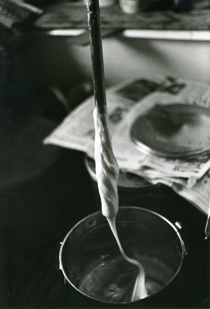 Biodlare Thitus Hahn på Åbyholmsvägen i Vallentuna visar årets honungsskörd. Thitus Hahn var tidigare trävaruhandlare.
•Fotografiet ingår i bildserien ”Vardagsliv i Vallentuna kommun” av Rachael Gough-Azmier & Gunilla Blomé, Haga Studios HB.