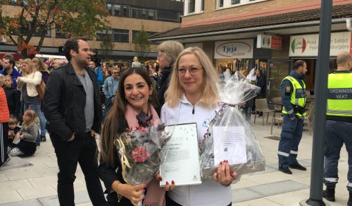 Parisa Liljestrand och Caroline Lindau som står bredvid varandra på Tuna torg