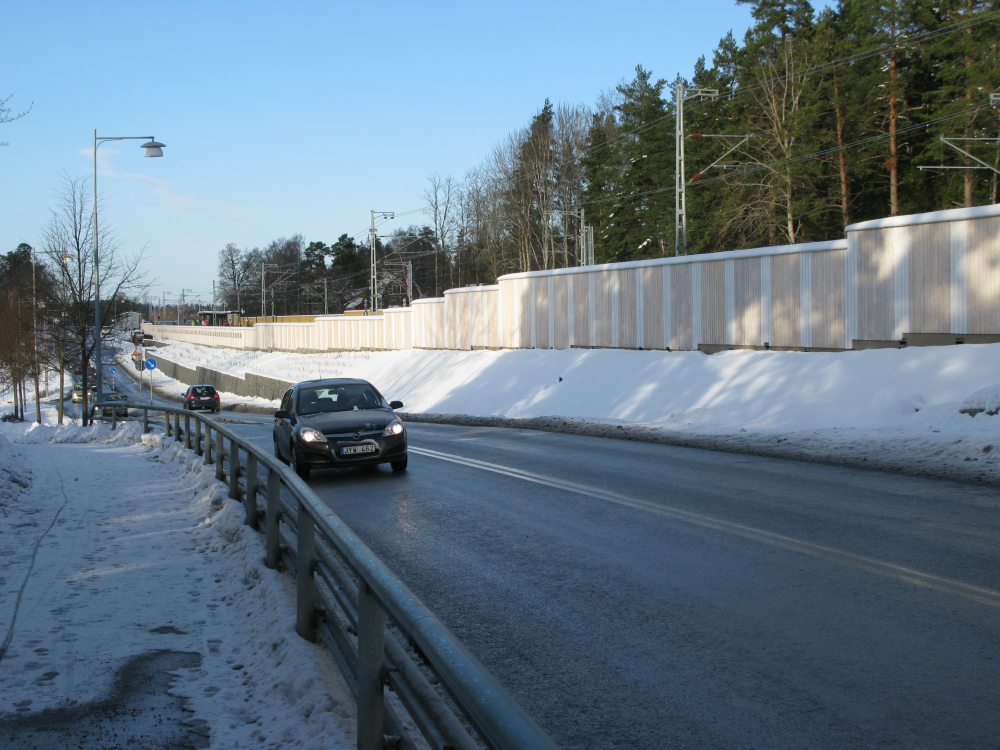 I samband med att Roslagsbanan förses med dubbelspår på sträckan Kragstalund- Vallentuna byggds även Stockholmsvägen om.