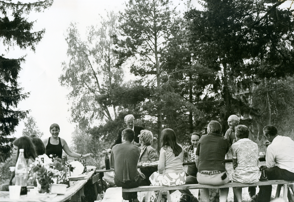Festligheter vid Frösunda festplats i juli 1973. Festdeltagarna har tagit plats vid borden.
•Fotografiet ingår i bildserien ”Vardagsliv i Vallentuna kommun” av Rachael Gough-Azmier & Gunilla Blomé, Haga Studios HB.