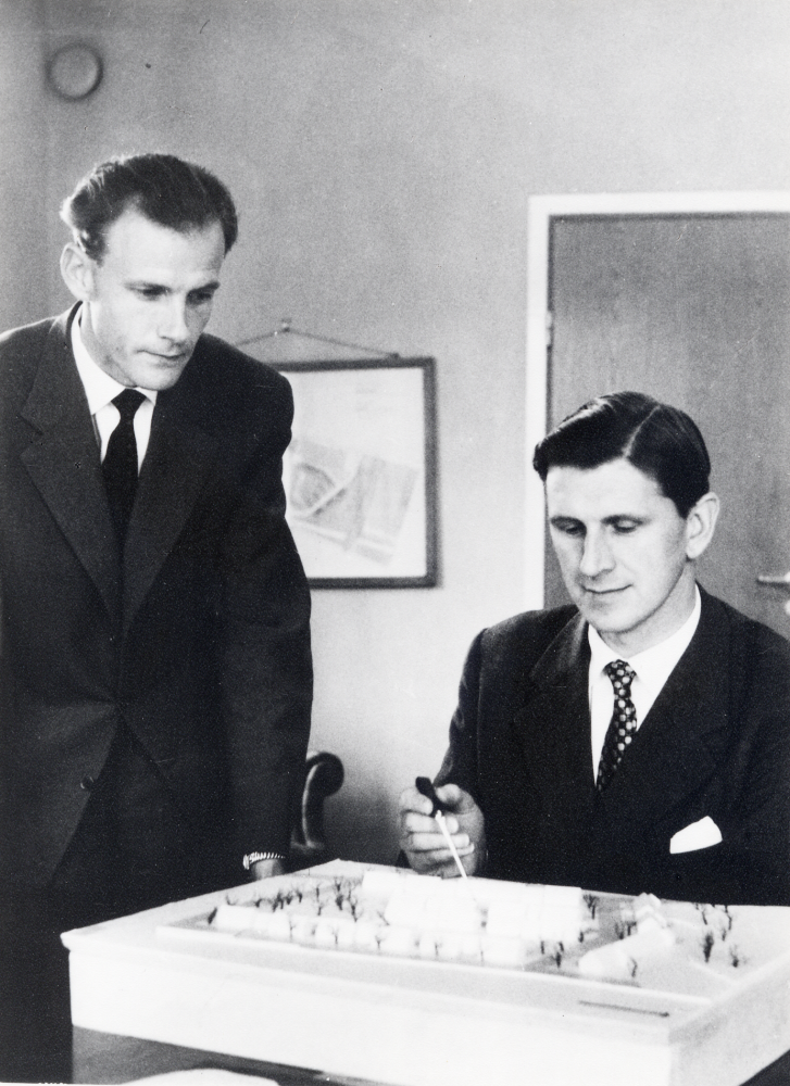 Kanslichef Gunnar Käller och kommunalrådet Ingvar Lidskog t h diskuterar Ormstaplanen.  Gunnar Käller kom till  Vallentuna 1952 och efterträdde Göte Fridh som slutade sin anställning 1956