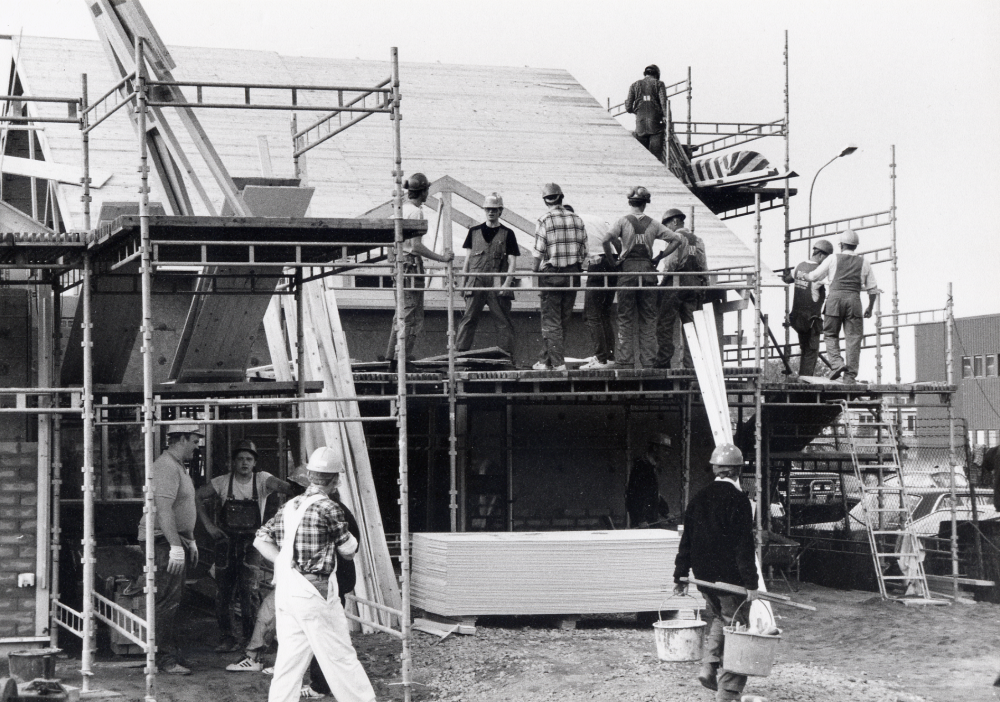 Rikets sal, Jehovas vittnens kyrka, byggs på tre dagar mellan Svedjevägen och Teknikvägen.  Här har taket rests och täckts med bräder