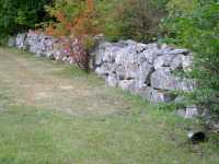 Gammal gränsmur för Prästgården-Väsby gård, finns bevarad i Stenmursparken i slutet av Allévägen.
