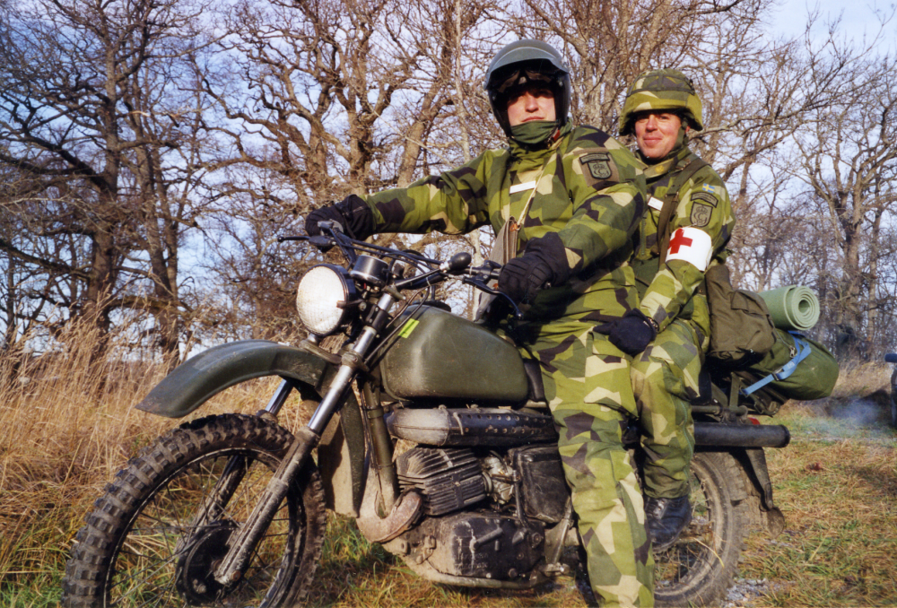 Vallentuna hemvärns MC-ordonnans Thomas Weber kan snabbt transportera sjukvårdaren Jens Hönig. Plats: Lindö flygfält i Vallentuna.