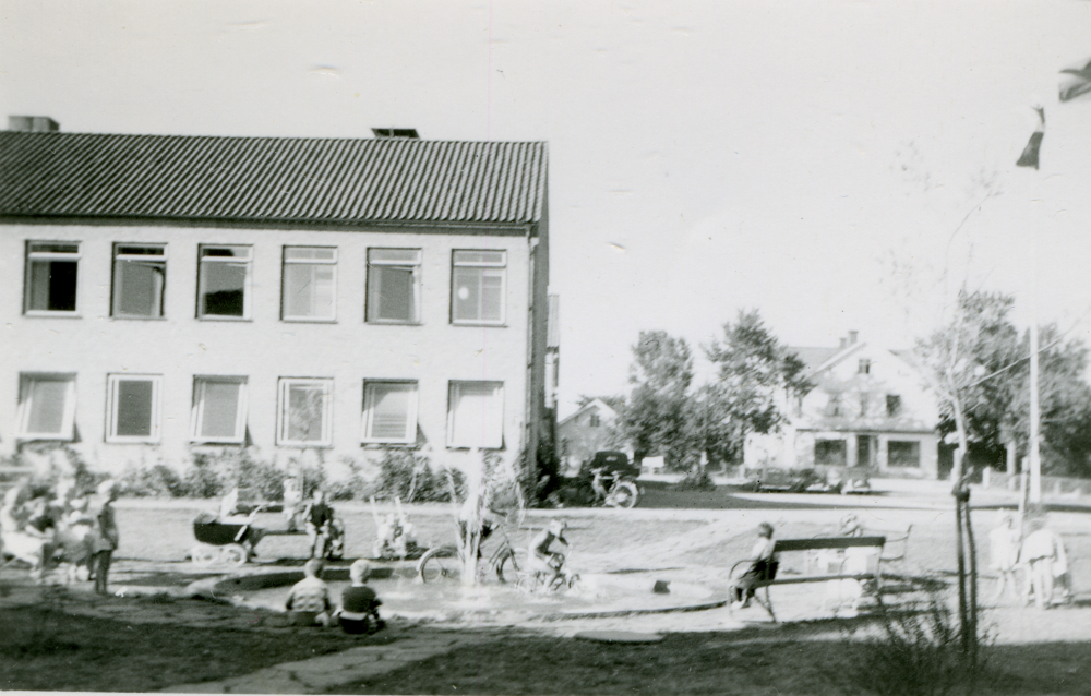 Fontänen på planen mellan gamla kommunalhuset och stationen var en populär plats, speciellt för små barn som gärna plaskade i basängen. I bakgrunden syns Tibells affär som revs 1962.
