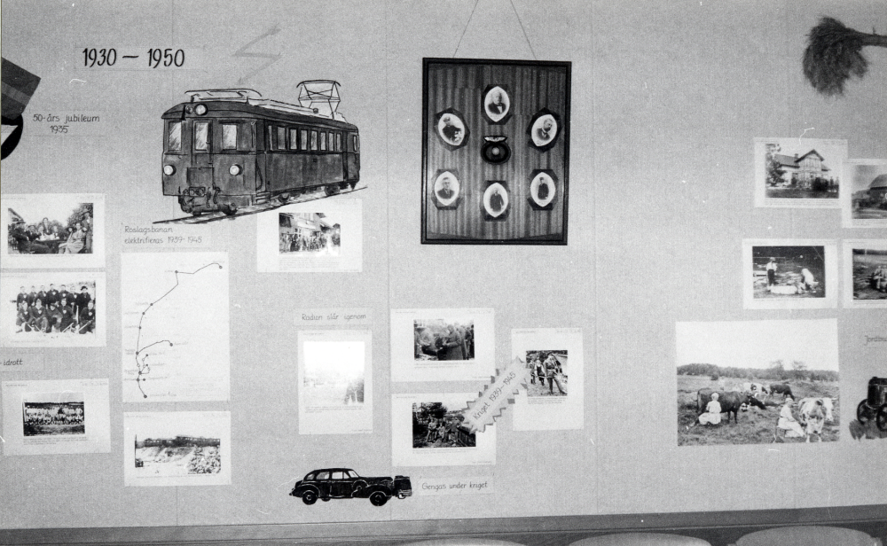 Utställningen  Roslagsbanan i vallentunabygden 1885-1985  visades i  Vallentunasalen  26 november 1985-7 januari 1986. Fullstända uppgifter om utställningen se 040 05 06: 001. Skärmen visar banans utveckling 1930-1950 med linjekartor, elektrifiering och fotografier ut Vallentuna bildarkiv.