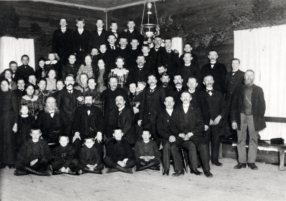 Nykterhetsföreningen Blå bandet i Frösunda firar 25-års- jubileum. I första raden sitter med stora polisonger kyrkoherde C M Anjou, okänd, Zackeus Carlsson. Tredje man stående fr h är far till Einar Johansson i Bergsten och Sven Billersjö, Frösunda.  Blå Bandet  och Frösunda Missionsförsamling delade på verksamheten i Klippan